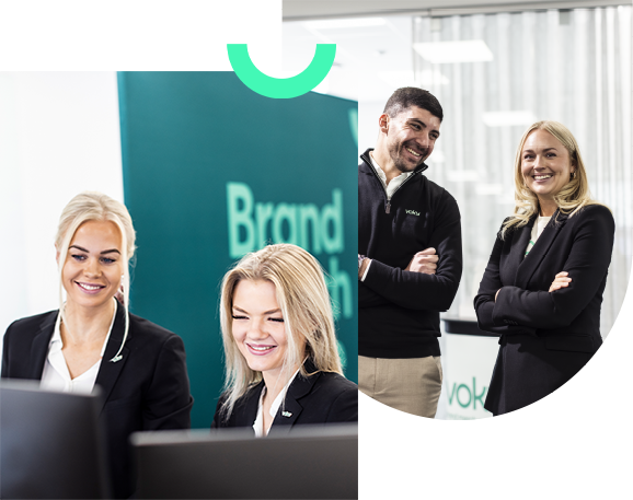 Fyra Voky-anst&auml;llda. Tv&aring; st&aring;r fokuserade vid en dator, medan tv&aring; andra ler och har armarna i kors.