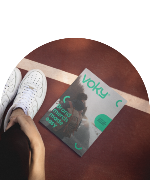  Voky-papper på golvet med en persons skor till vänster